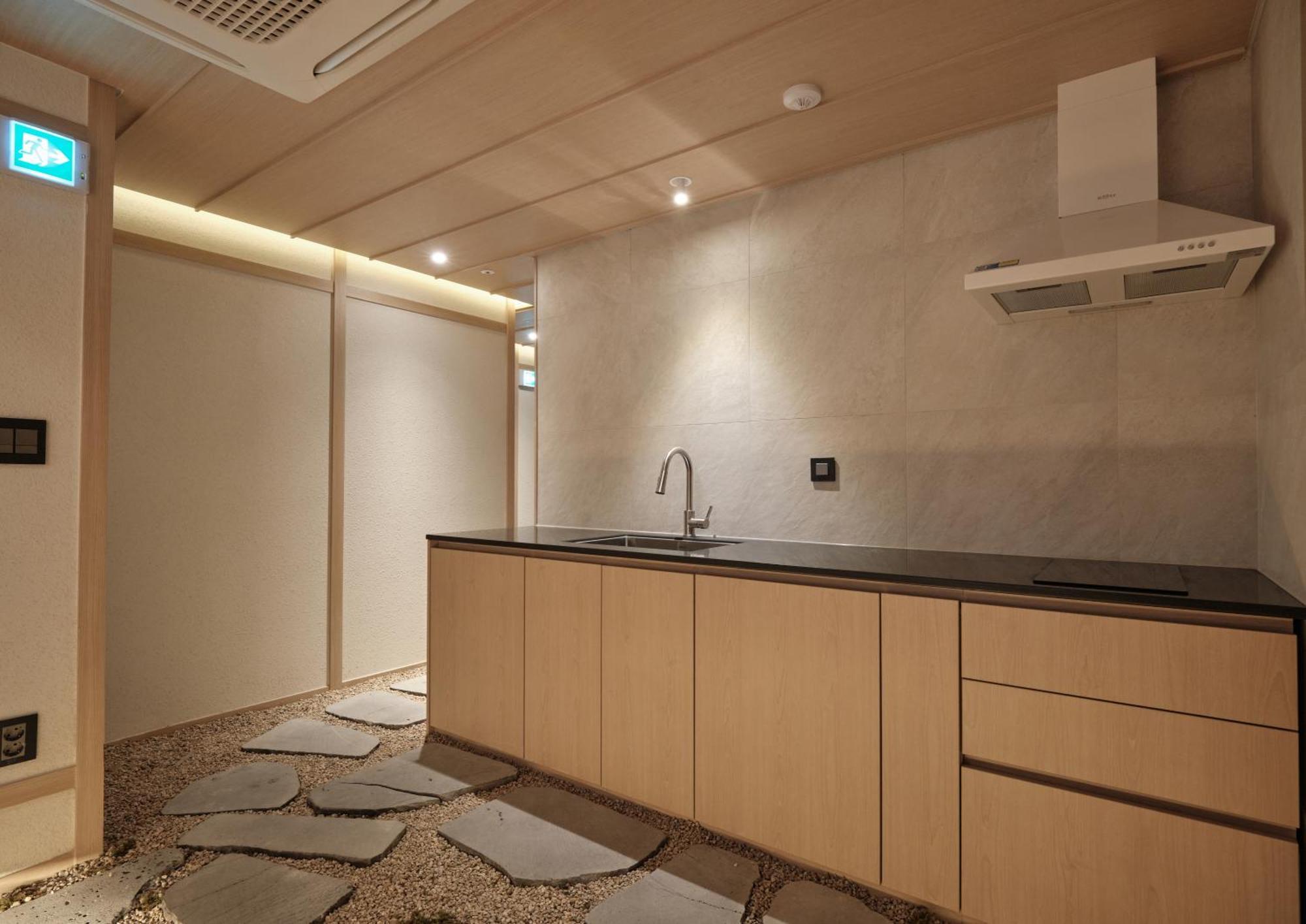 Uh Suite Central Сеул Экстерьер фото